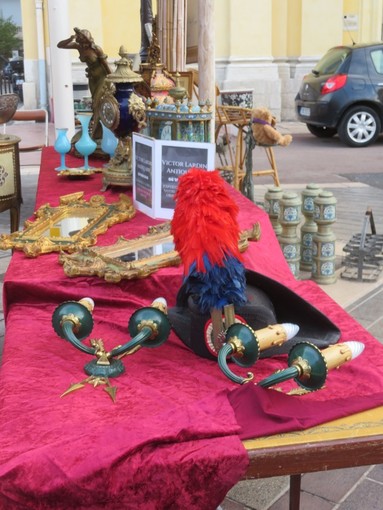 Tanti oggetti e tante curiosità nei marché à la brocante in Costa Azzurra