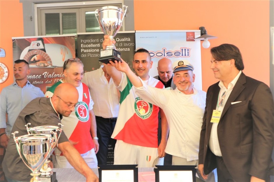 I risultati della finale del Campionato Italiano di Pizza tour. I vincitori per ogni categoria. Intervista video al presidente della giuria, Luciano Sorbillo. (Galleria foto della giornata)