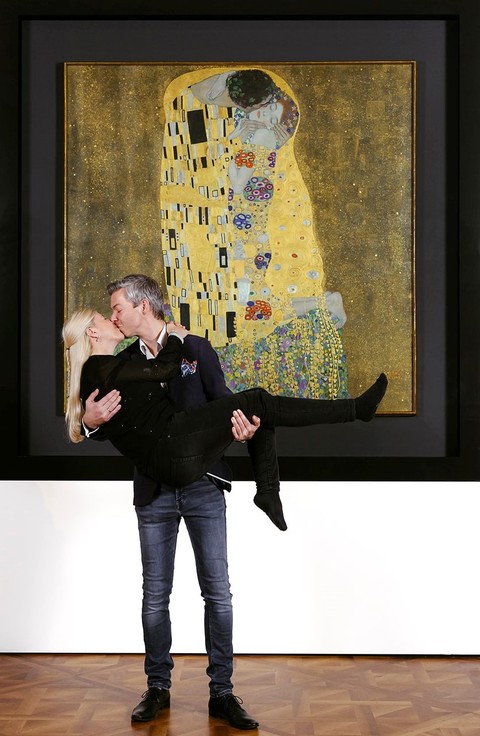 Per San Valentino un bacio sotto il celebre dipinto di Klimt: “COME FOR A KISS” a Vienna