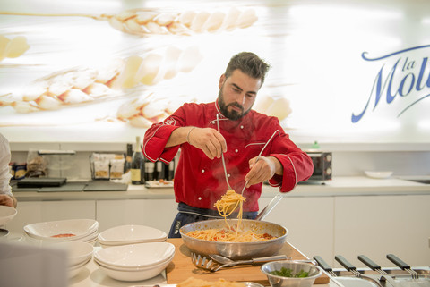 Lo chef Stefano Rufo vi invita a scoprire la tradizione gastronomica molisana, spesso trascurata e poco conosciuta, ma che presenta un’intensa interazione con i prodotti locali.