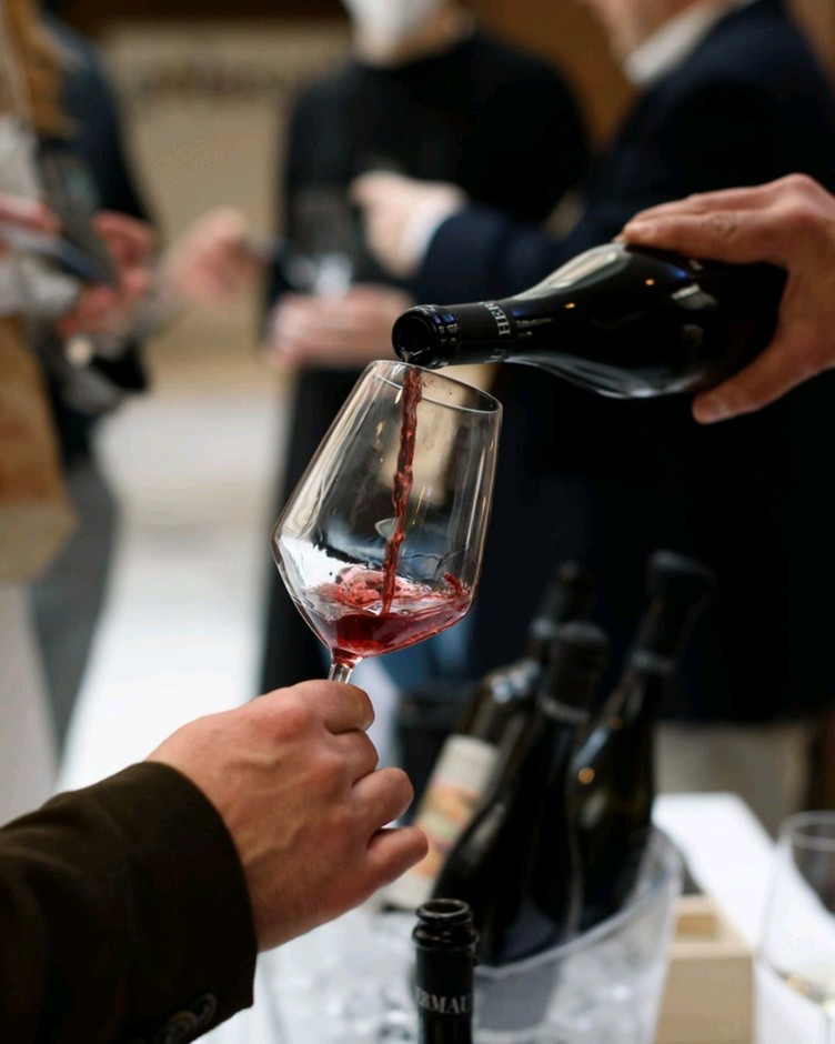 Dodici bottiglie di vino per un brindisi al nuovo anno e per celebrare il ciclo di vita della vite