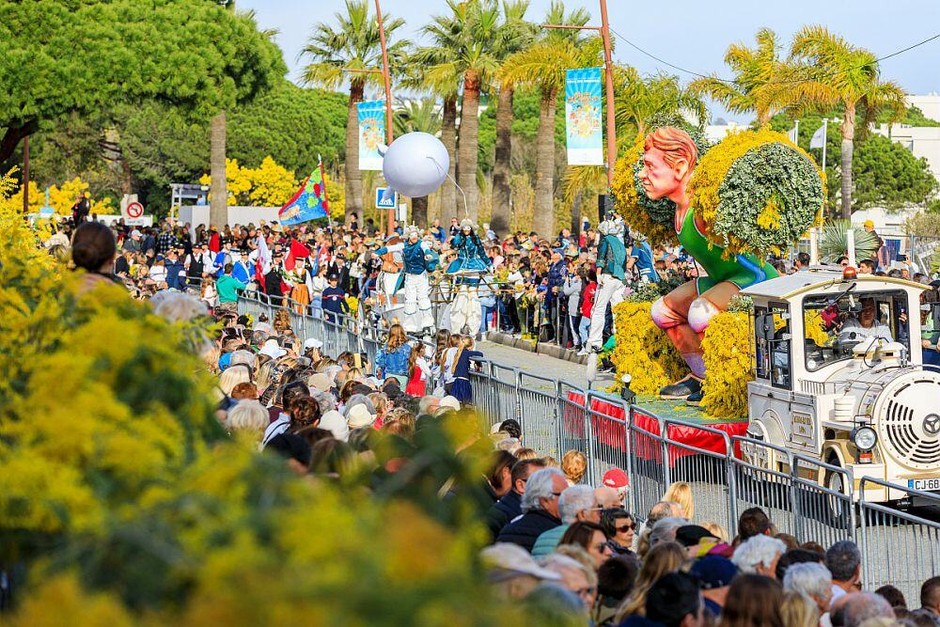 Mandelieu la Napoule si colora di giallo: è il momento della Fête du Mimosa (Video)