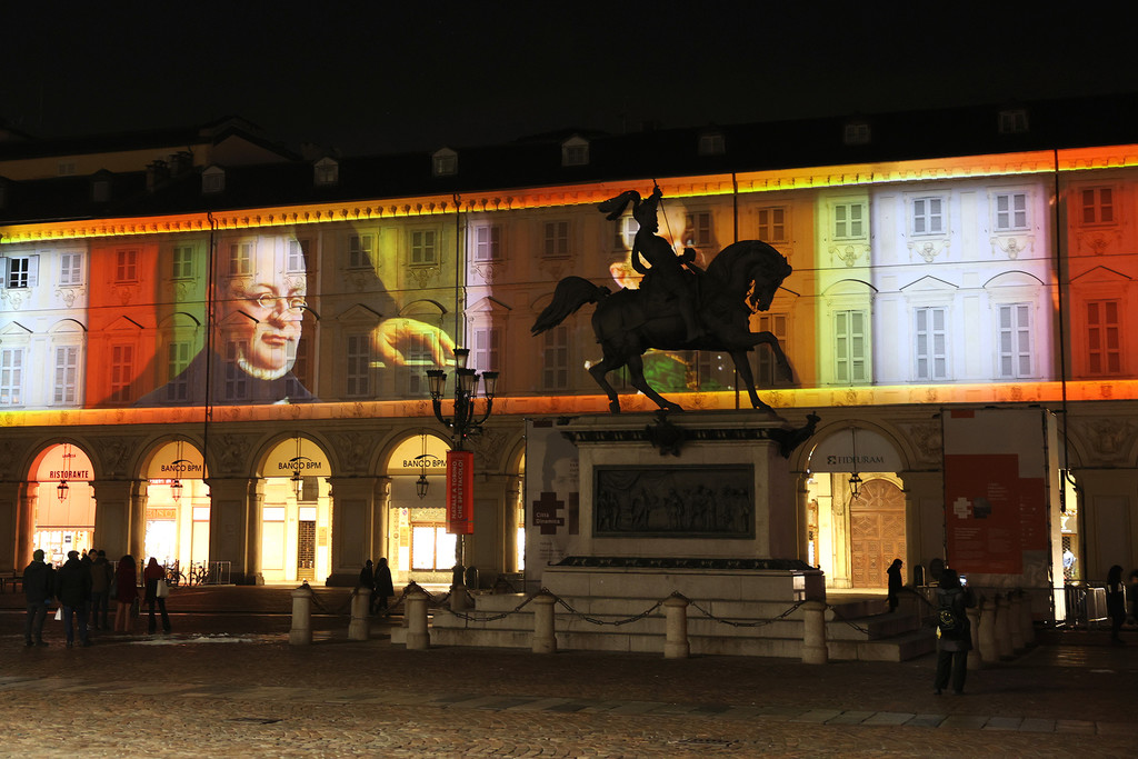 Torino come Lione, una festa di luci illumina piazza San Carlo. Sulle  facciate arte e storia della città [FOTO E VIDEO] - TravelEat