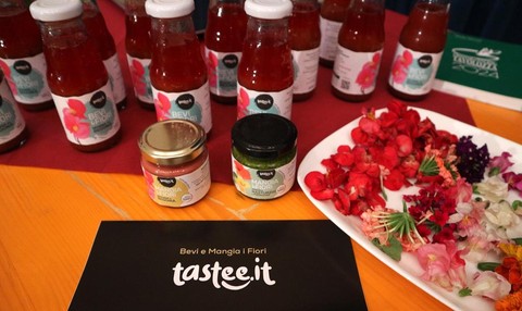 Le degustazioni uniche di ketchup di Begonia e pesto di Nasturzio dell'azienda Tastee.it conquistano il pubblico di Limone Piemonte.