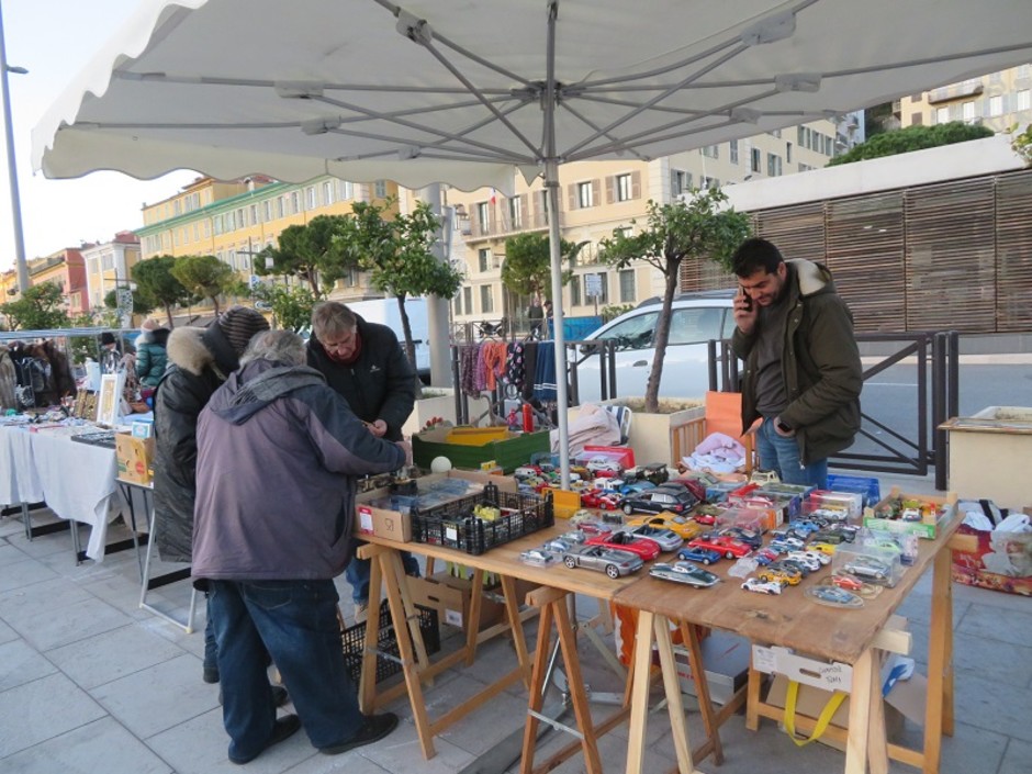 Tanti oggetti e tante curiosità nei marché à la brocante della Costa Azzurra