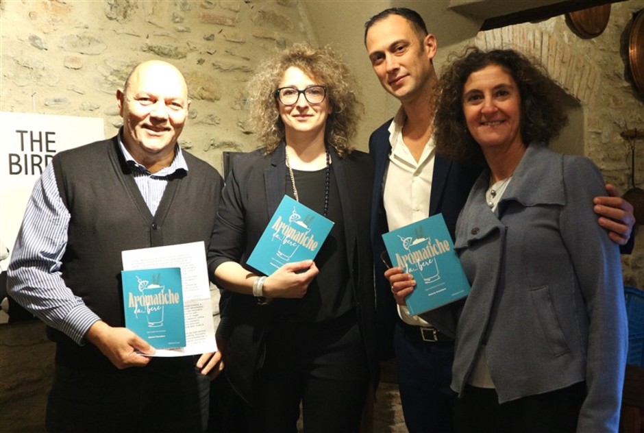 Albenga: grande successo per la presentazione del libro di Ottavia Castellaro dedicato all'uso delle erbe aromatiche nella mixology