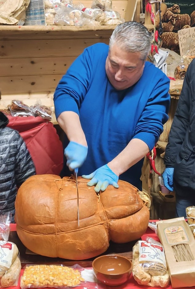 Ventimiglia ha omaggiato la ‘Nduja con un imponente esemplare da 30 kg, che è stato tagliato e portato in degustazione nel centro storico.