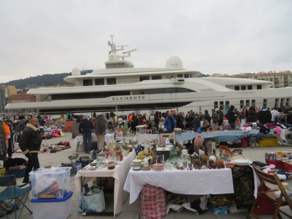 Tanti oggetti e tante curiosità nei marché à la brocante della Costa Azzurra