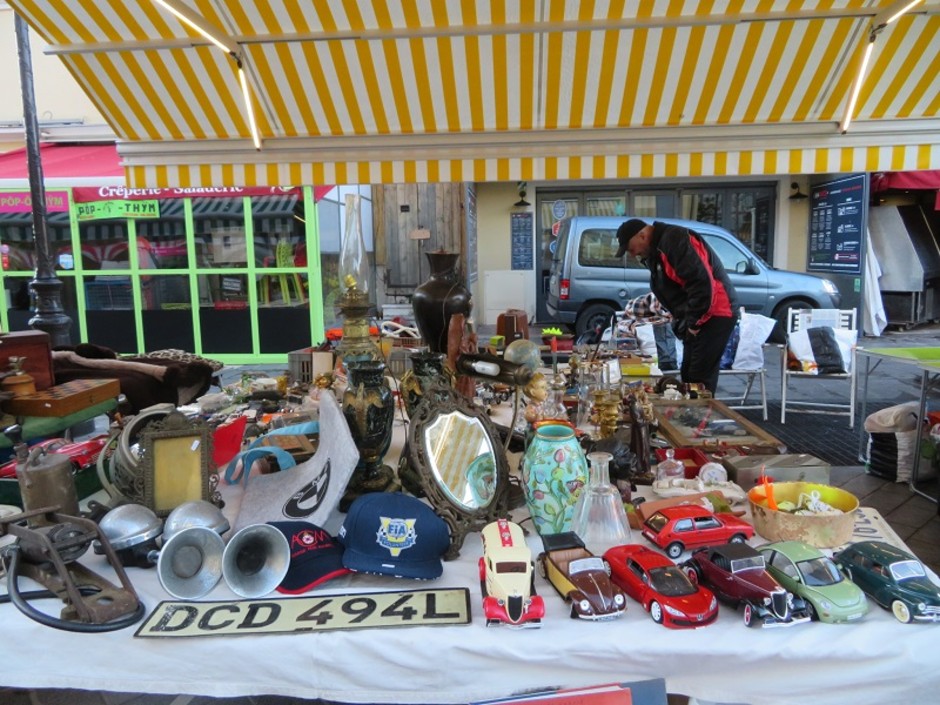 Tanti oggetti e tante curiosità nei marché à la brocante della Costa Azzurra