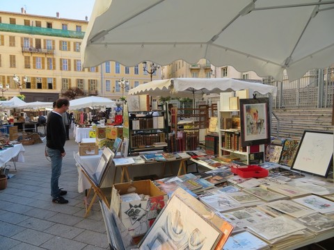 Tanti oggetti e tante curiosità nei marché à la brocante della costa Azzurra