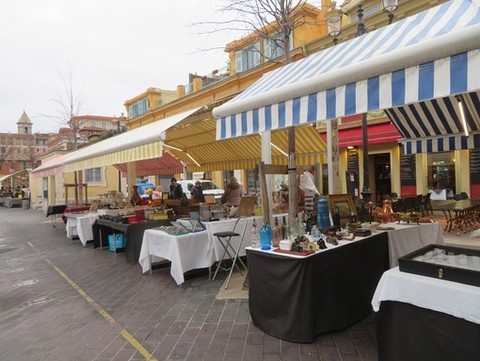 Tanti oggetti e tante curiosità nei marché à la brocante della Costa Azzurra