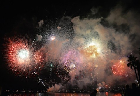 A Capodanno i fuochi d’artificio illuminano il cielo delle Alpes Maritimes e del Var.