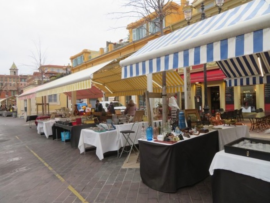 Tanti oggetti e tante curiosità nei marché à la brocante della Costa Azzurra