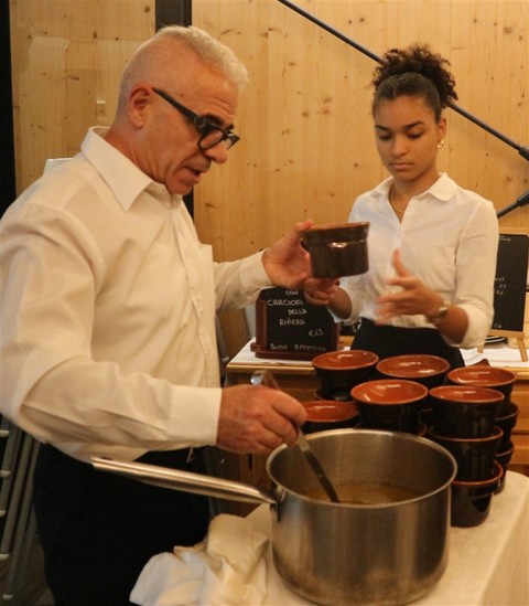 Sanremo - Villaggio dei Fiori: sold out per la seconda serata Bagna Cauda accompagnata dallo storytelling del giornalista Claudio Porchia (Foto)