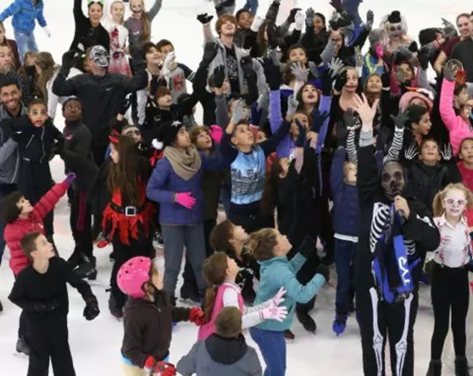 Nizza: come vuole la tradizione si festeggia Halloween al patinoire Jean Bouin