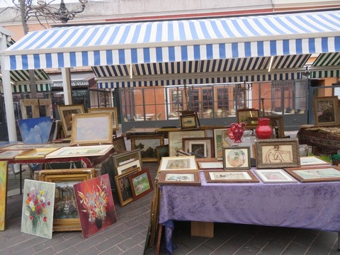 Tanti oggetti e tante curiosità nei marché à la brocante della Costa Azzurra