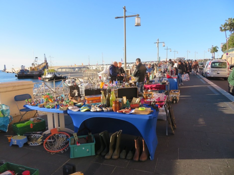 Tanti oggetti e tante curiosità nei marché à la brocante della Costa Azzurra