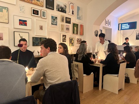 Chez Paint it Black, la libreria diventa ristorante: dalle sedie ai tovaglioli, tutto è fatto dagli artisti