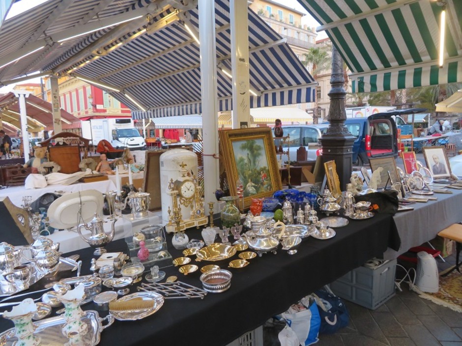 Tanti oggetti e tante curiosità nei marché à la brocante della Costa Azzurra