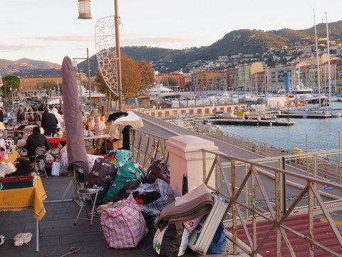 Tanti oggetti e tante curiosità nei marché à la brocante della Costa Azzurra