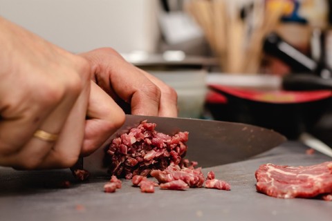 E' nata la Confraternita della Battuta al Coltello: «Così si prepara e si mangia l'autentica carne cruda»