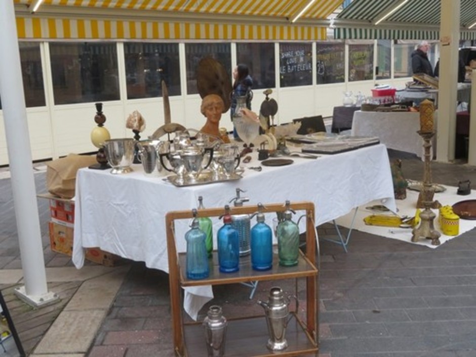 Tanti oggetti e tante curiosità nei marché à la brocante della Costa Azzurra