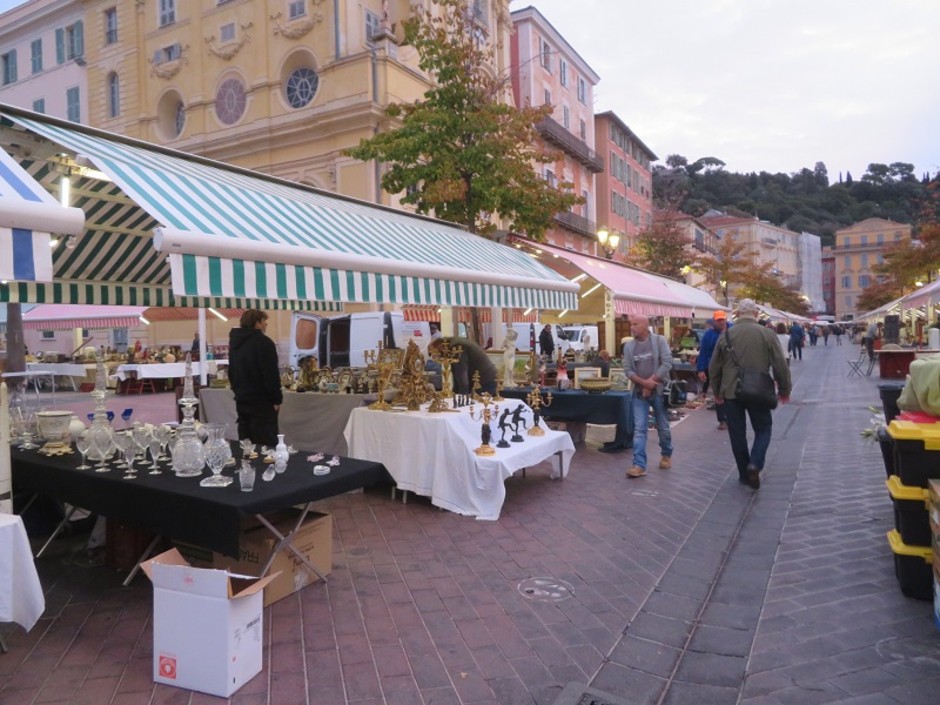 Tanti oggetti e tante curiosità nei marché à la brocante della Costa Azzurra